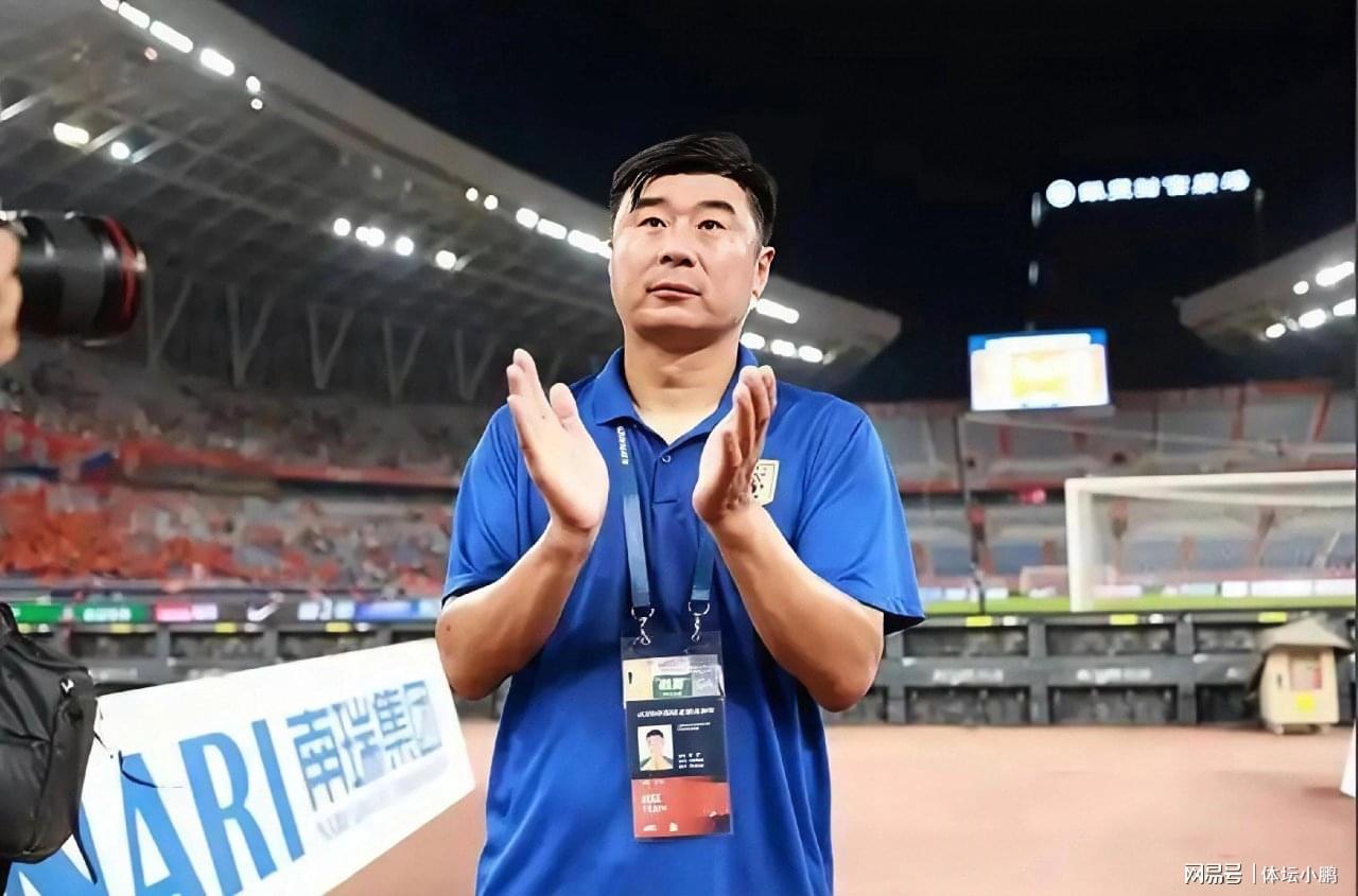 亚博体育-韩鹏背锅，外援老化，后腰漏洞！泰山队保三争一成赛季最大笑话