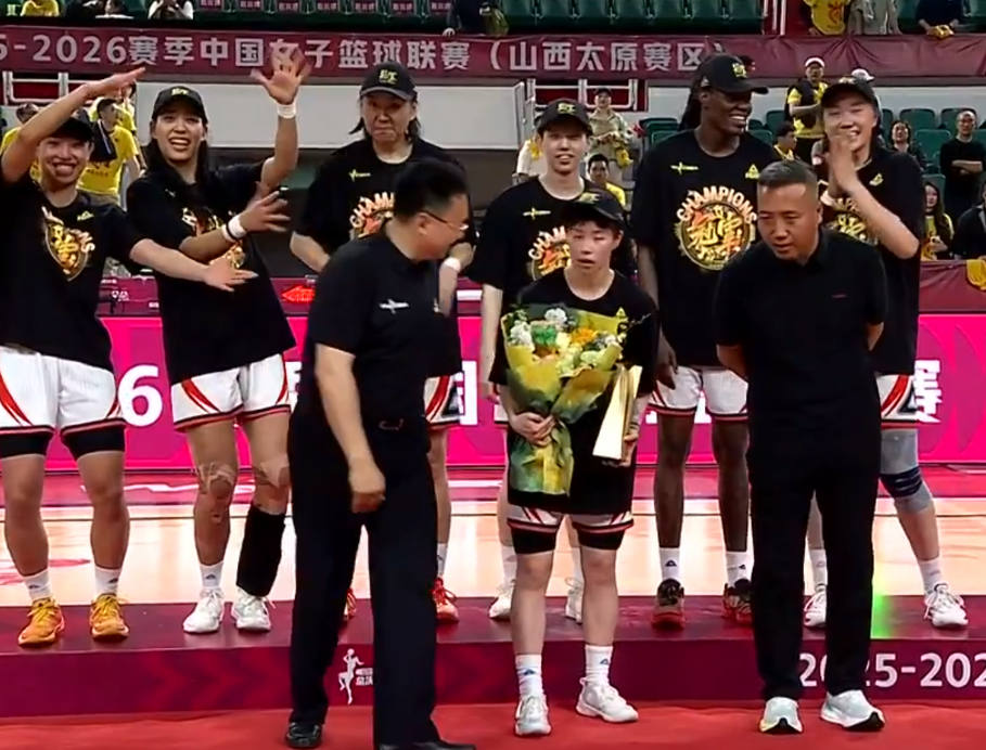 亚博体育-李缘获FMVP！两记超远3分锁胜局 怒吼一幕令人泪目宫鲁鸣重选她？